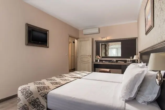 Family Room (4 Adults up to 6 Adults)