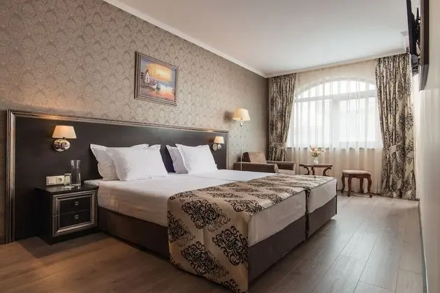 Family Room (4 Adults up to 6 Adults)
