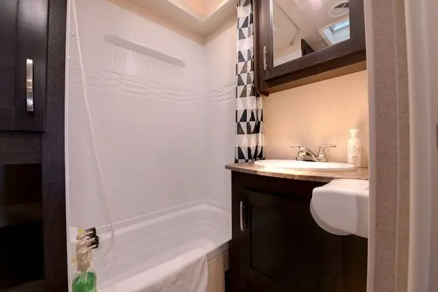 Ev (Trailer, 6 Guests)