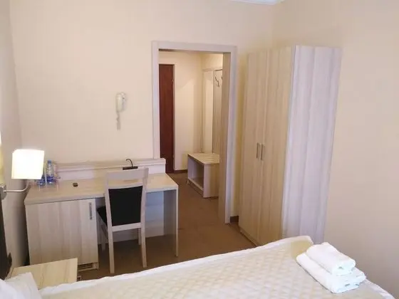 Standard Üç Kişilik Oda, Avlu Manzaralı