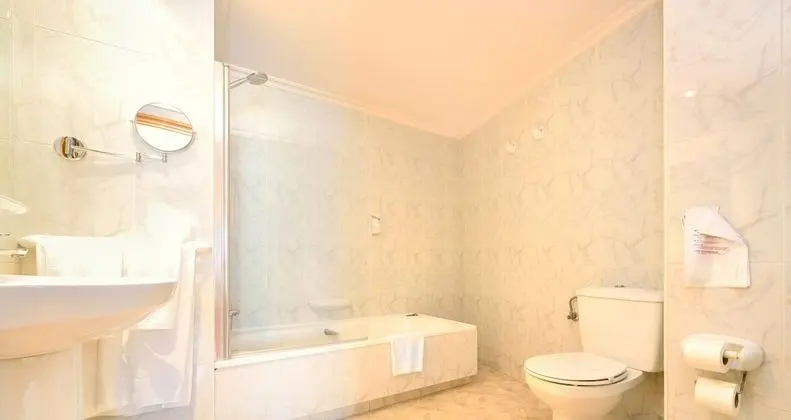 Tek Büyük Yataklı Oda (with 2 extra beds, child)