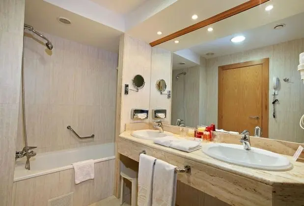Standard Süit, Teras, Kısmi Deniz Manzaralı