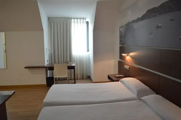 Büyük Yataklı Tek Kişilik Oda