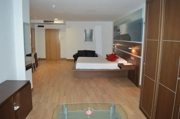 Tek Büyük veya İki Ayrı Yataklı Oda (with extra bed)