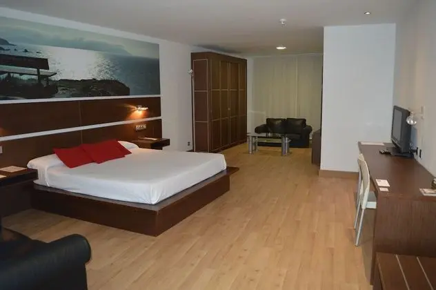 Tek Büyük veya İki Ayrı Yataklı Oda (with extra bed)