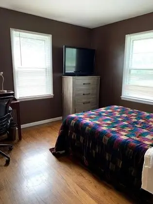 Ev (Spacious, cozy 2 bed home near the St)