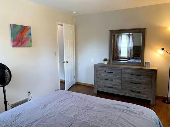 Ev (Spacious, cozy 2 bed home near the St)