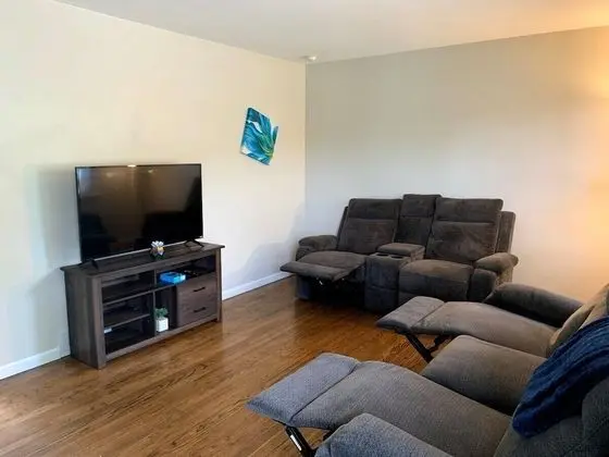 Ev (Spacious, cozy 2 bed home near the St)
