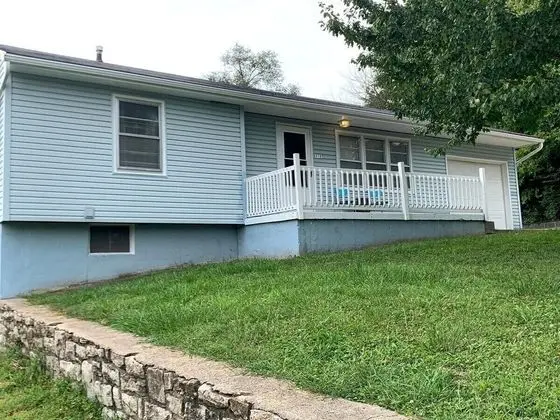 Ev (Spacious, cozy 2 bed home near the St)