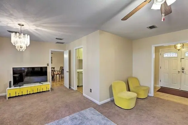 Ev (Spacious, exquisite 4-bed home near F)