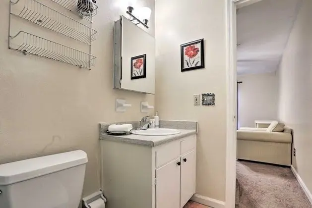 Ev (Spacious, exquisite 4-bed home near F)