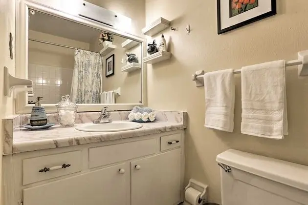 Ev (Spacious, exquisite 4-bed home near F)