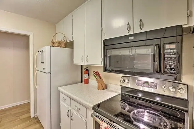 Ev (Spacious, exquisite 4-bed home near F)
