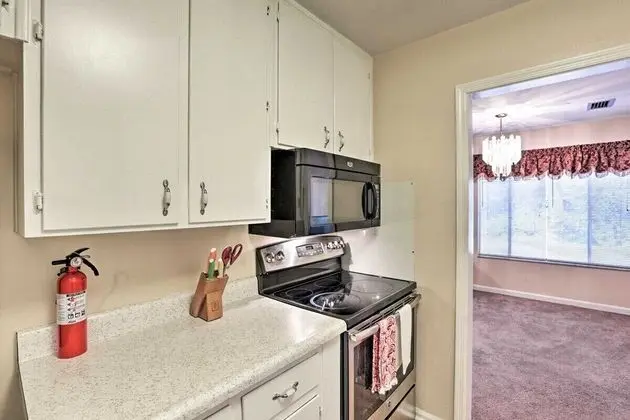 Ev (Spacious, exquisite 4-bed home near F)