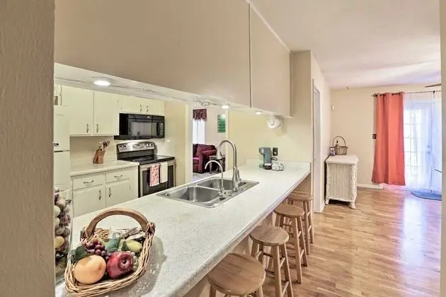 Ev (Spacious, exquisite 4-bed home near F)