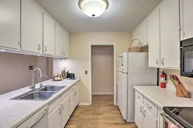 Ev (Spacious, exquisite 4-bed home near F)