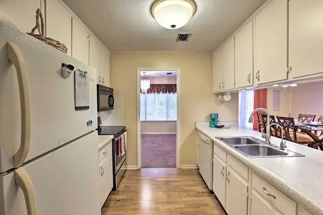 Ev (Spacious, exquisite 4-bed home near F)