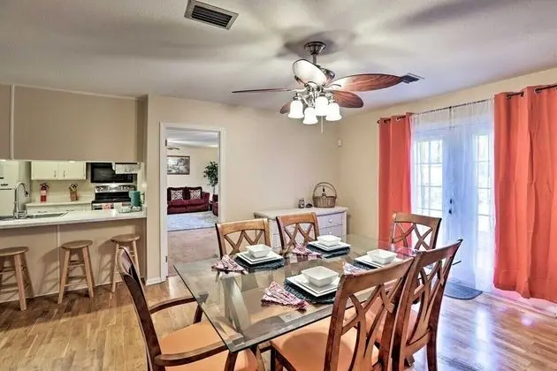 Ev (Spacious, exquisite 4-bed home near F)