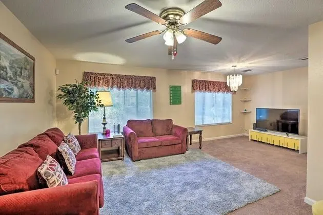 Ev (Spacious, exquisite 4-bed home near F)