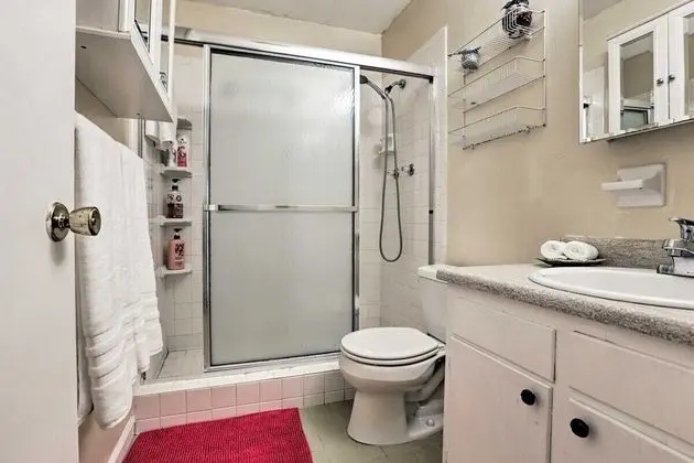 Ev (Spacious, exquisite 4-bed home near F)