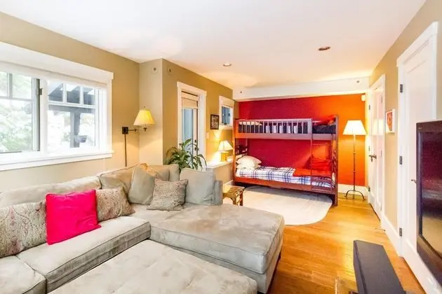 Sıra Ev, Birden Çok Yatak (Spacious Town Home with Private Hot T)