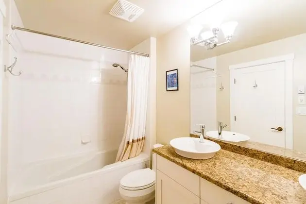 Sıra Ev, Birden Çok Yatak (Spacious Town Home with Private Hot T)