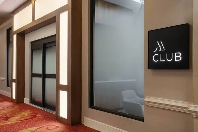 Club Oda, 1 En Büyük (King) Boy Yatak ve Çekyat (Mobility Accessible, Roll-In Shower)