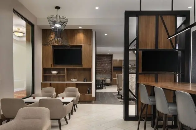 Club Oda, 1 En Büyük (King) Boy Yatak ve Çekyat (Mobility Accessible, Roll-In Shower)