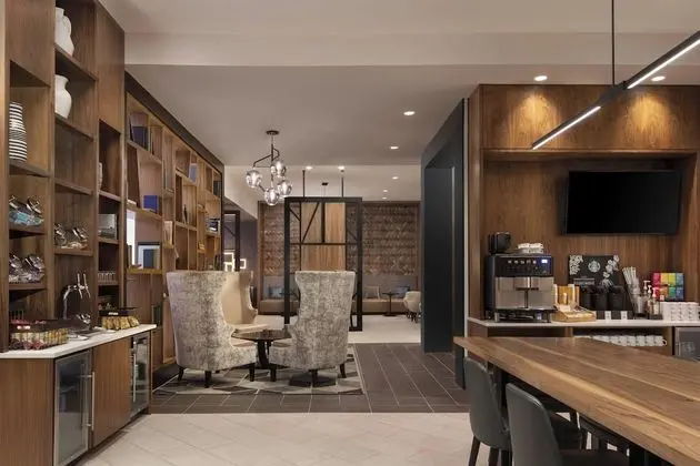 Club Oda, 1 En Büyük (King) Boy Yatak ve Çekyat (Mobility Accessible, Roll-In Shower)