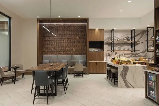 Club Oda, 1 En Büyük (King) Boy Yatak ve Çekyat (Mobility Accessible, Roll-In Shower)