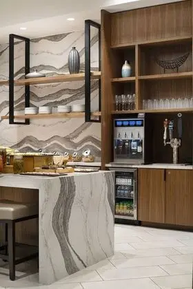 Club Oda, 1 En Büyük (King) Boy Yatak ve Çekyat (Mobility Accessible, Roll-In Shower)