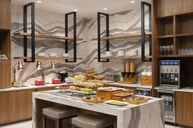 Club Oda, 1 En Büyük (King) Boy Yatak ve Çekyat (Mobility Accessible, Roll-In Shower)