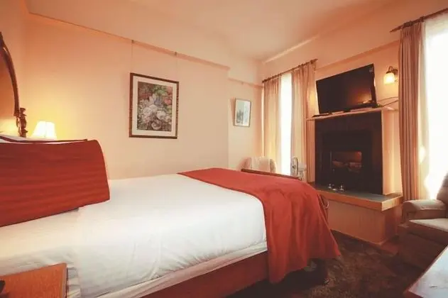Studio, 1 Queen Bed, Non Smoking (Heritage House 4) No Pets