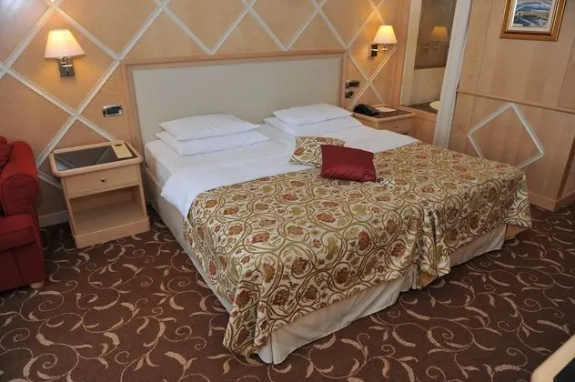 Superior Tek Büyük veya İki Ayrı Yataklı Oda, Balkon, Havuz Manzaralı