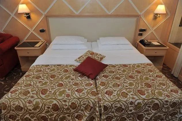 Superior Tek Büyük veya İki Ayrı Yataklı Oda, Balkon, Havuz Manzaralı