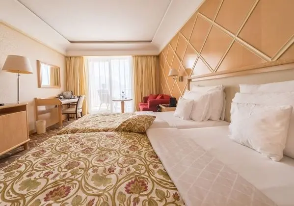 Superior Tek Büyük veya İki Ayrı Yataklı Oda, Balkon, Havuz Manzaralı