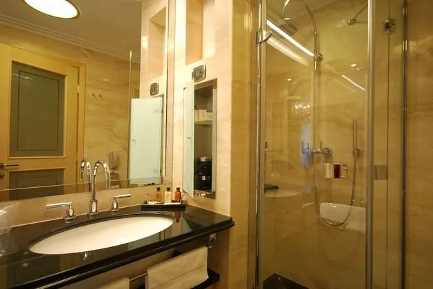 Superior Tek Büyük veya İki Ayrı Yataklı Oda, Balkon, Havuz Manzaralı