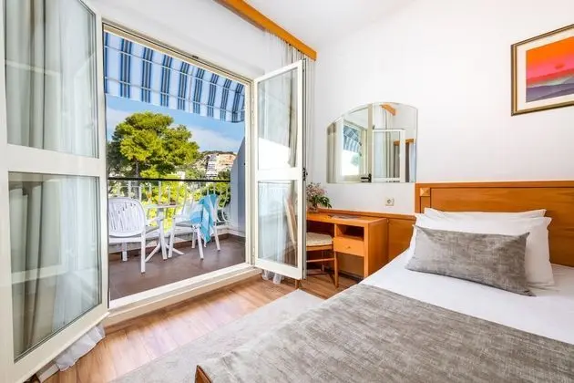 Tek Büyük veya İki Ayrı Yataklı Oda, Balkon, Deniz Manzaralı