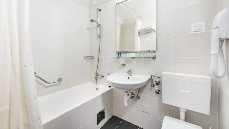 Tek Büyük veya İki Ayrı Yataklı Oda, Balkon, Deniz Manzaralı