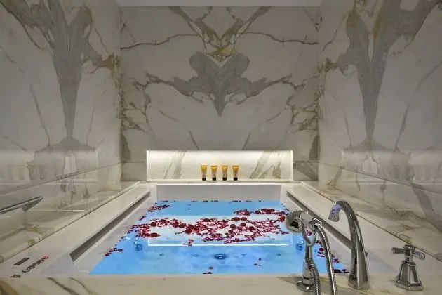 Penthouse Jacuzzi Suite