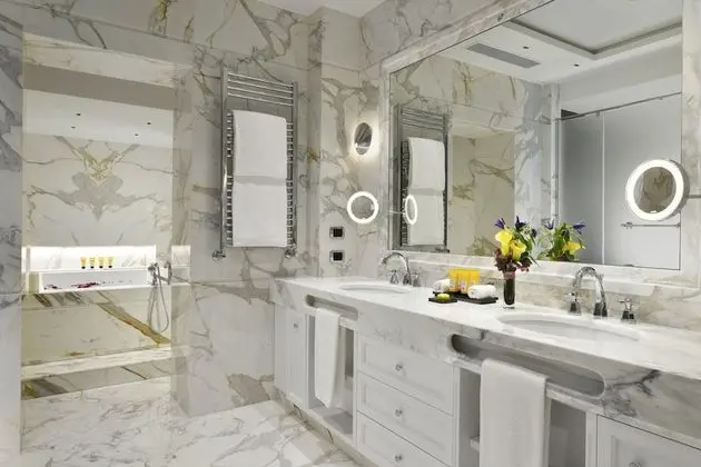 Penthouse Jacuzzi Suite