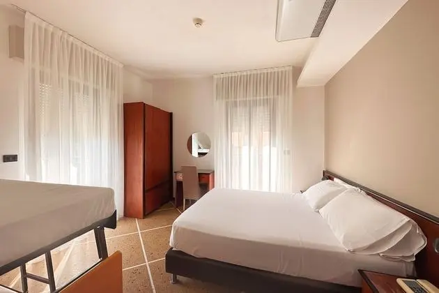 Standard Dört Kişilik Oda