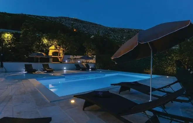 Villa (Four-Bedroom Apartment with Private P)