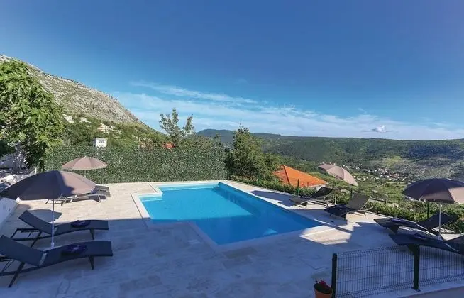 Villa (Four-Bedroom Apartment with Private P)