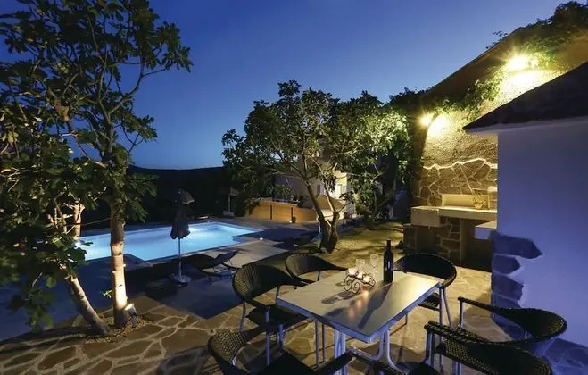 Villa (Four-Bedroom Apartment with Private P)