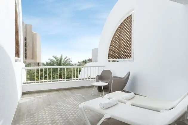 Deluxe Room With Hotel's Lawns View