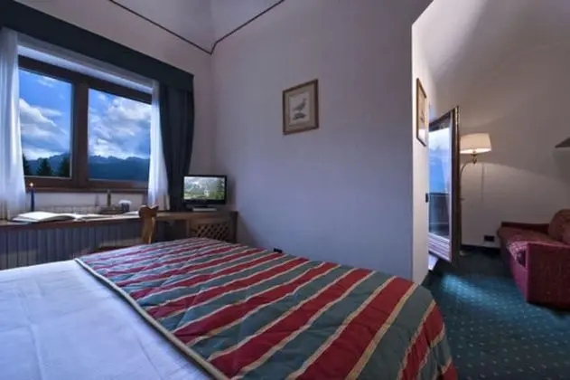 Tek Büyük Yataklı Oda, Balkon, Dağ Manzaralı