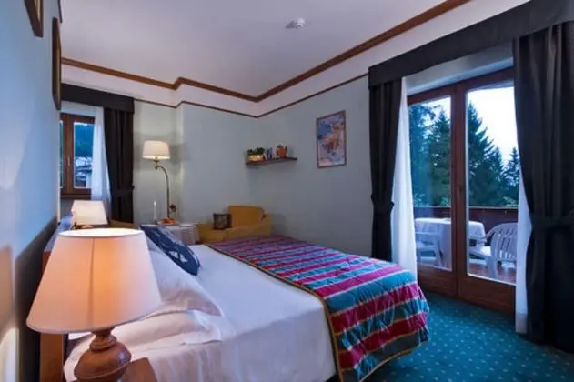Tek Büyük Yataklı Oda, Balkon, Dağ Manzaralı
