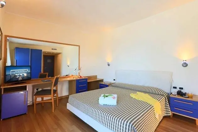 Classic Tek Büyük Yataklı Oda, Balkon, Kısmi Deniz Manzaralı