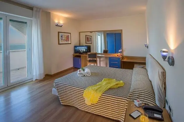 Classic Tek Büyük Yataklı Oda, Balkon, Kısmi Deniz Manzaralı